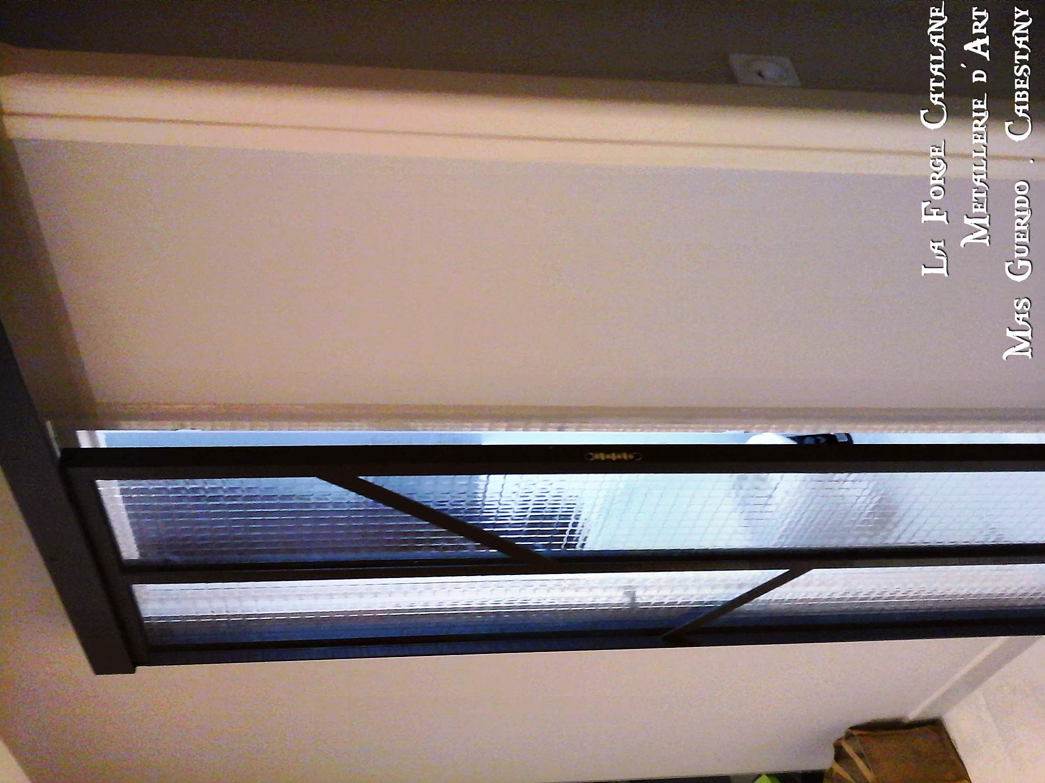 porte verriere en fer coulissante suspendue forge catalane 4.jpg